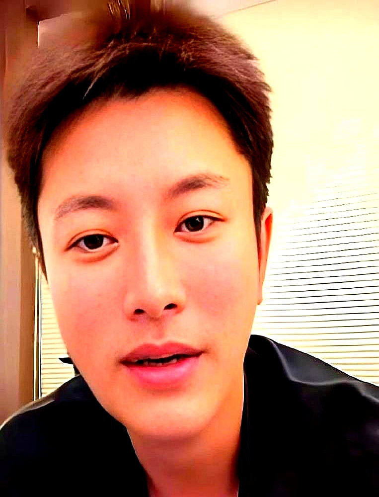 贾乃亮直播时被网友当面呛了一句“钱还没赚够？”，他当场回了一句硬邦邦的大实话，弹幕直接没声了他说自己