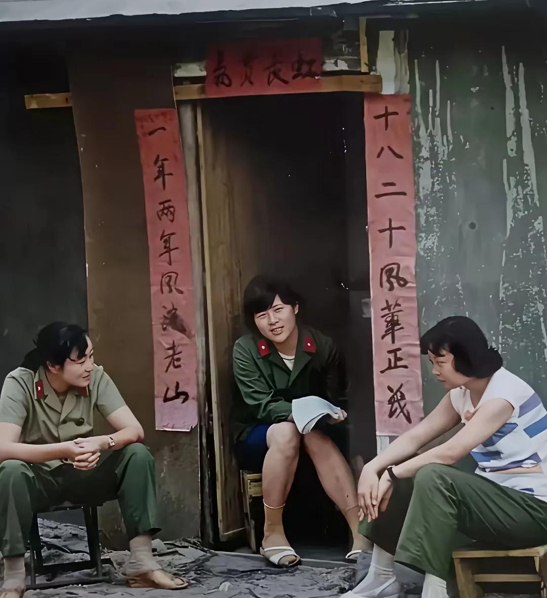 这是1987年在麻栗坡县，一个医疗所三名女兵闲聊时的照片。照片中的女兵坐在板凳