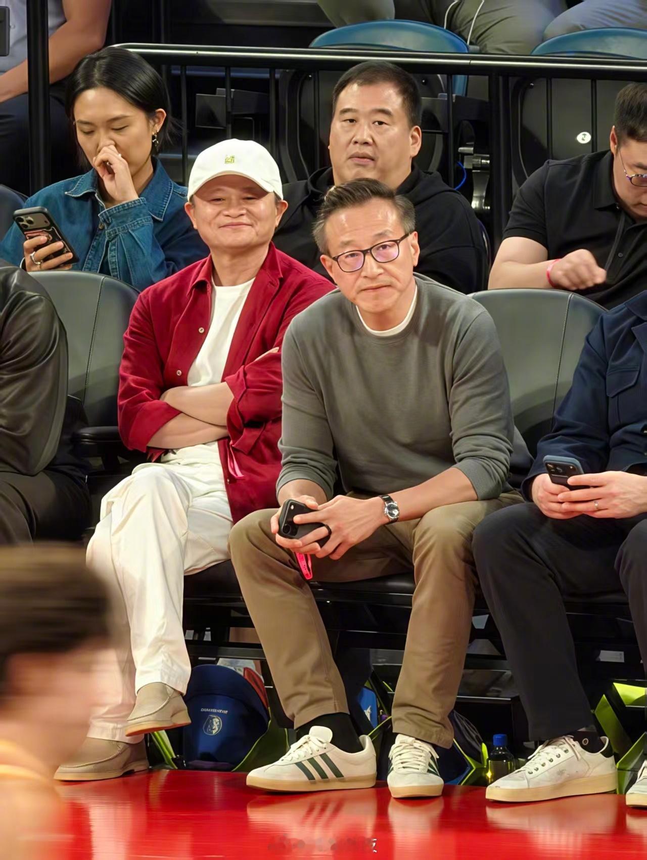 澳门NBA这场球赛，座位表比比分还精彩。王宁、成龙、贝克汉姆、马云、蔡崇信，这五个人挨着坐，简直是给
