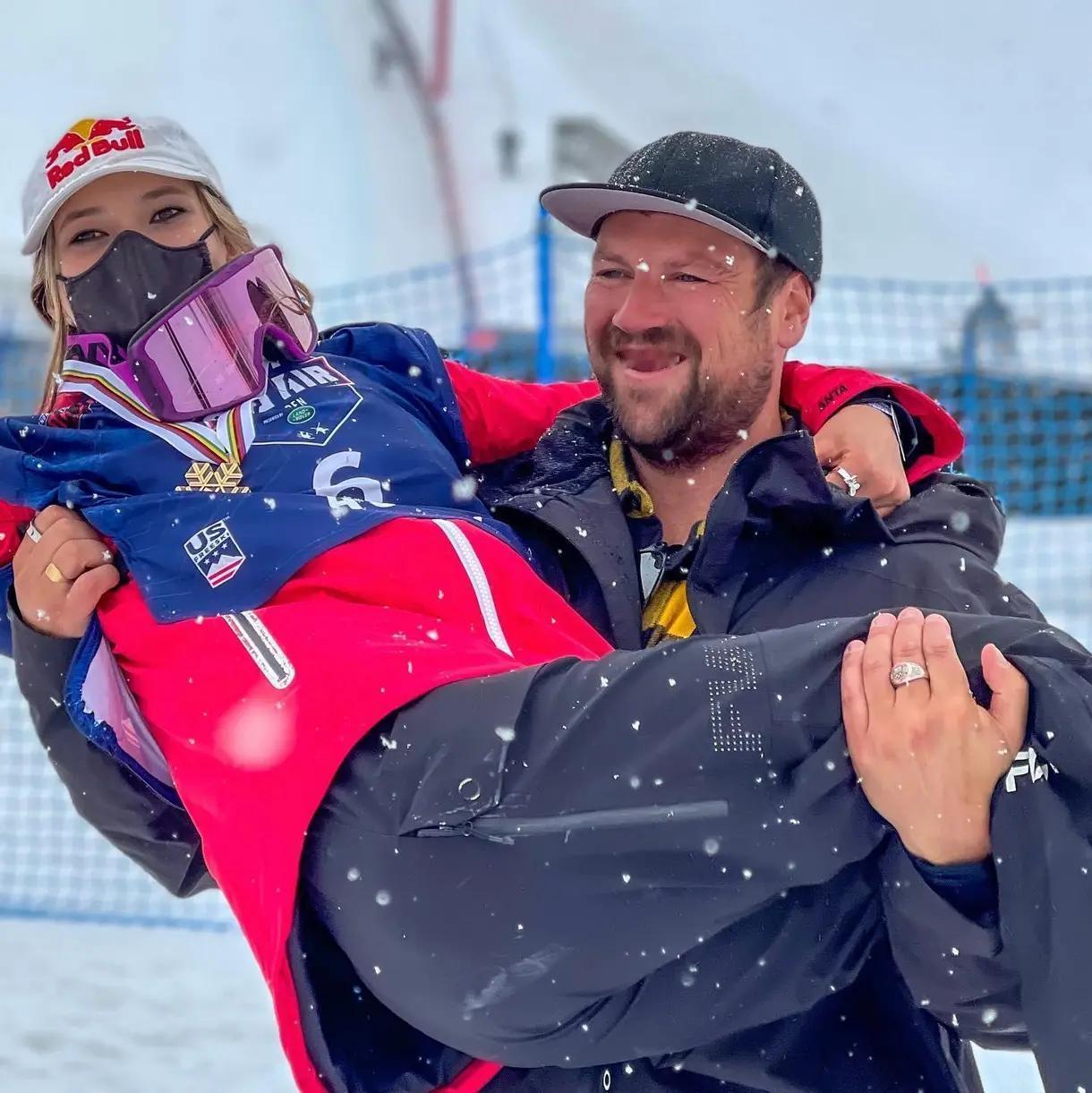 苏翊鸣主教练：佐藤康弘，日本籍，2018年起执教至今。谷爱凌主教练：科尔·德