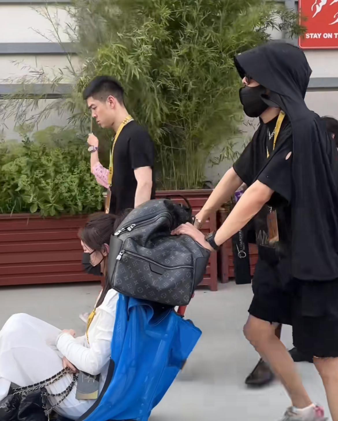 小杨哥时隔10个月终于领着妻子以及一双儿子现身，这细节足可表明他与乔妹之间的是清