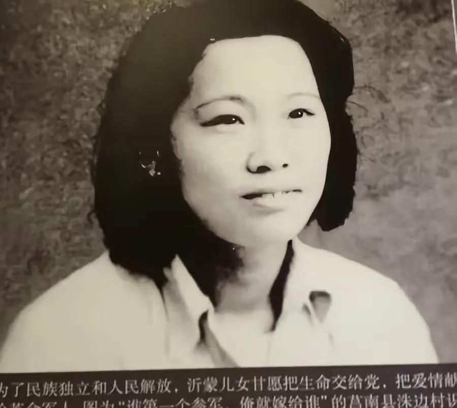 1950年，解放军连长转业回家，在登上火车的时候发现一个衣衫褴褛的女乞丐，正追着