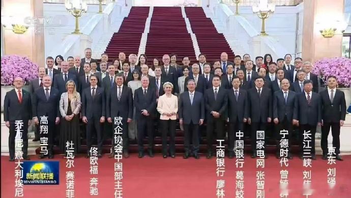 大强子可以上桌子了。​​​