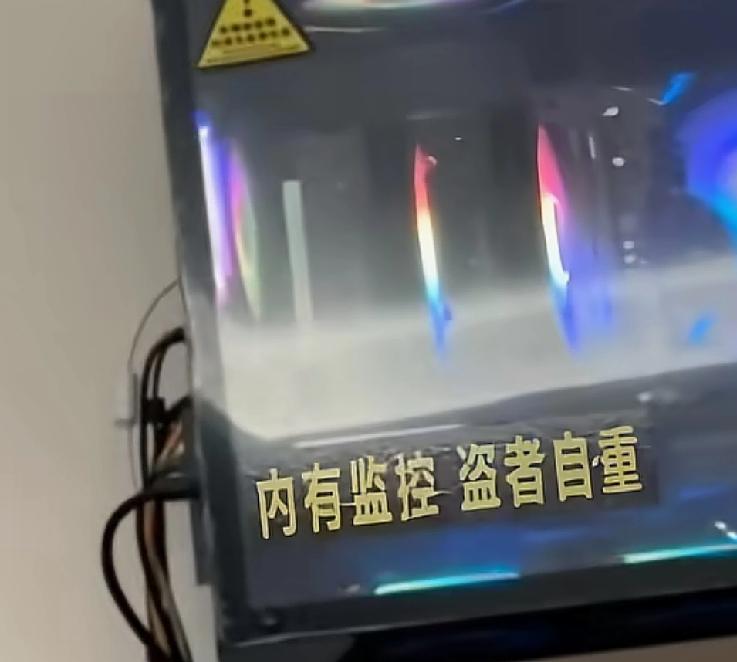 这样的解释可能连他自己都不会信有人在四川绵阳一家电竞酒店入住的时候，发现屋内机