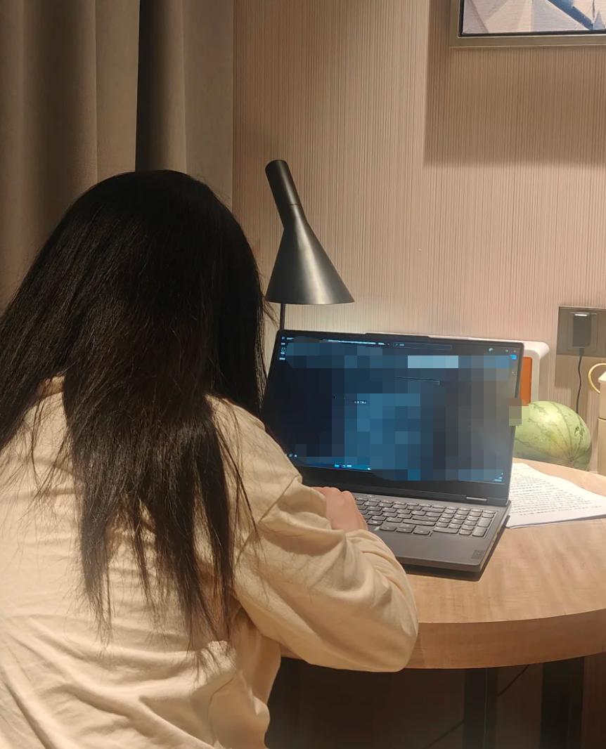 刚才在楼下闲聊，邻居正数落他小舅子家的女儿太不懂事。昨天他去小舅子家的时候，那姑