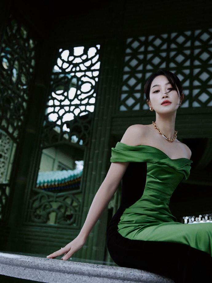 蓝盈莹绿色抹胸裙：织就绚丽华章，步履间，星光流淌。