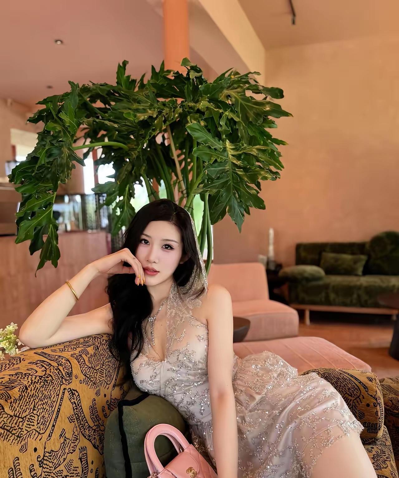 优雅少女，粉色手袋，绿植背景，时尚穿搭