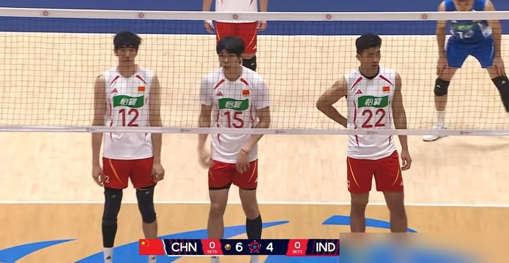 中国男排世联赛1胜11负垫底，居然还敢乱变阵？主帅海宁上任硬推欧式快攻，直接把2米08的大高个副攻挪