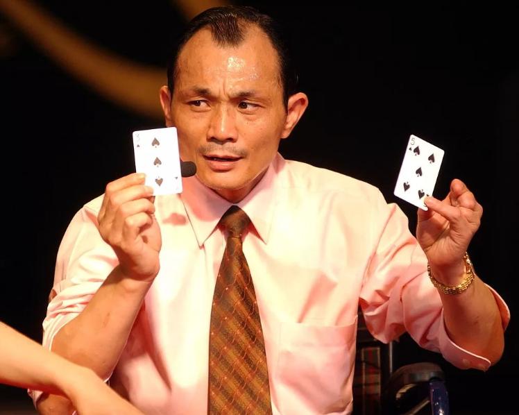 “亚洲赌王”尧建云的墓地这么凄凉啊！作为曾经的“亚洲赌王”尧建云，毫不夸张的说