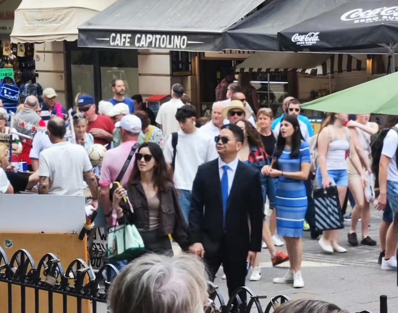 刘强东和章泽天一同来人口只有50万的马耳他旅行，结果又被无处不在的中国网友碰到了