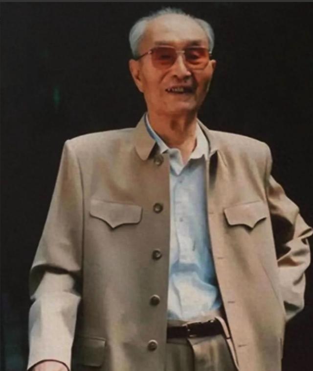 1975年，粟裕重病住院，得知张爱萍落难，便拿出纸笔，写下六个字：“快找‘老鬼’