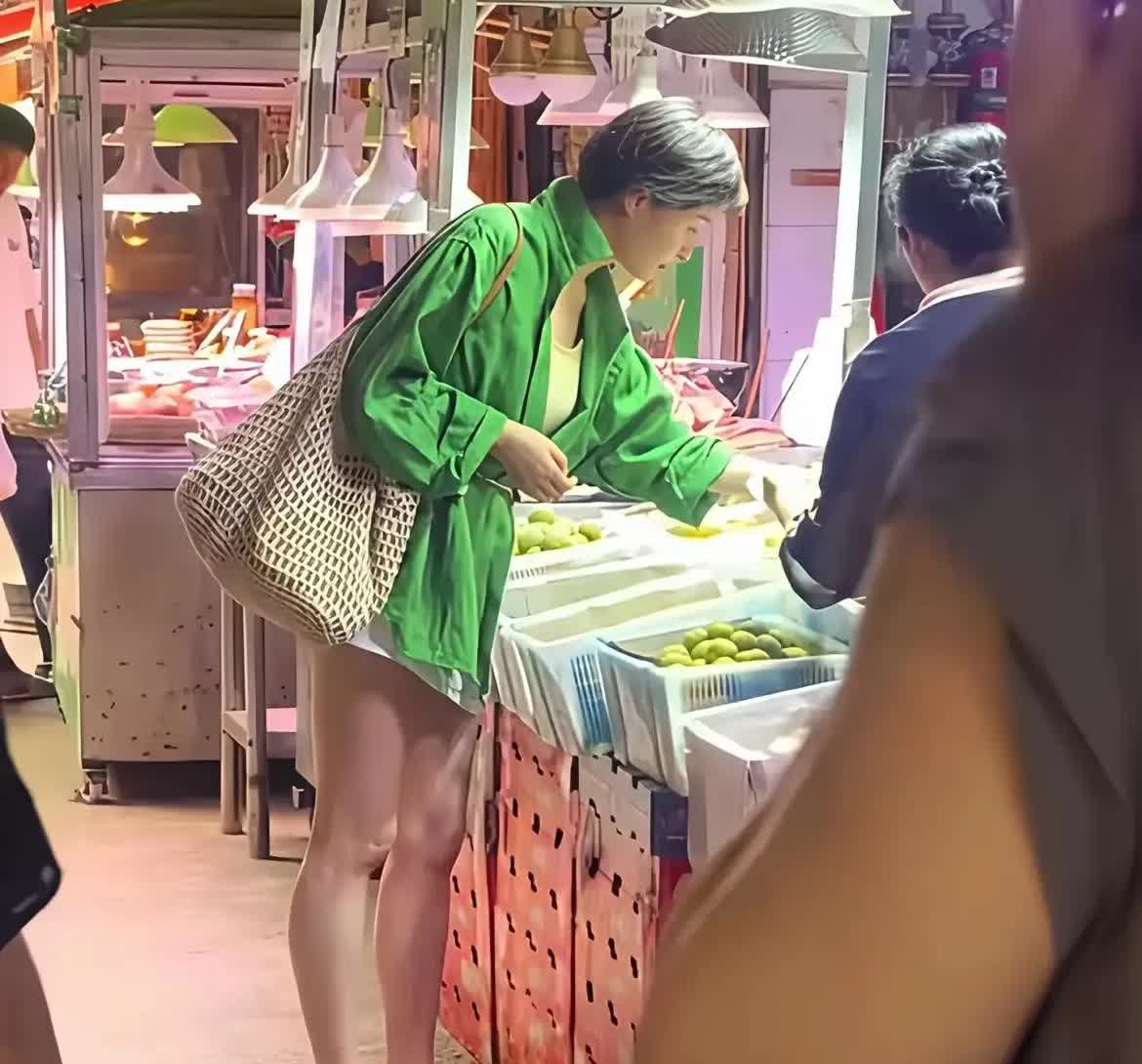 真的理解不了吴越，都53岁了，肚腩大了，头发变少变白，脸色憔悴变黄，这些