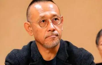 1994年，姜文掏出5万元拿下《父母爱情》的改编权，买下之后姜文就觉得不值这个价