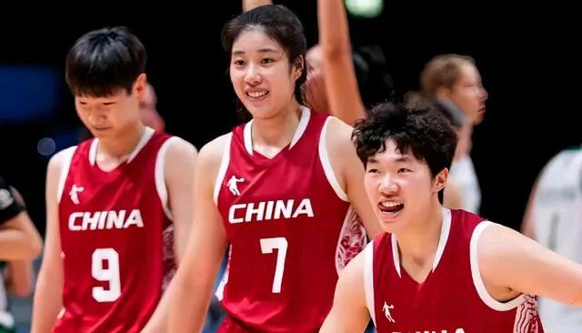 第一次看到中国女篮在大赛上战胜美国女篮夺得冠军，还是12分优势大胜，虽然是在世界