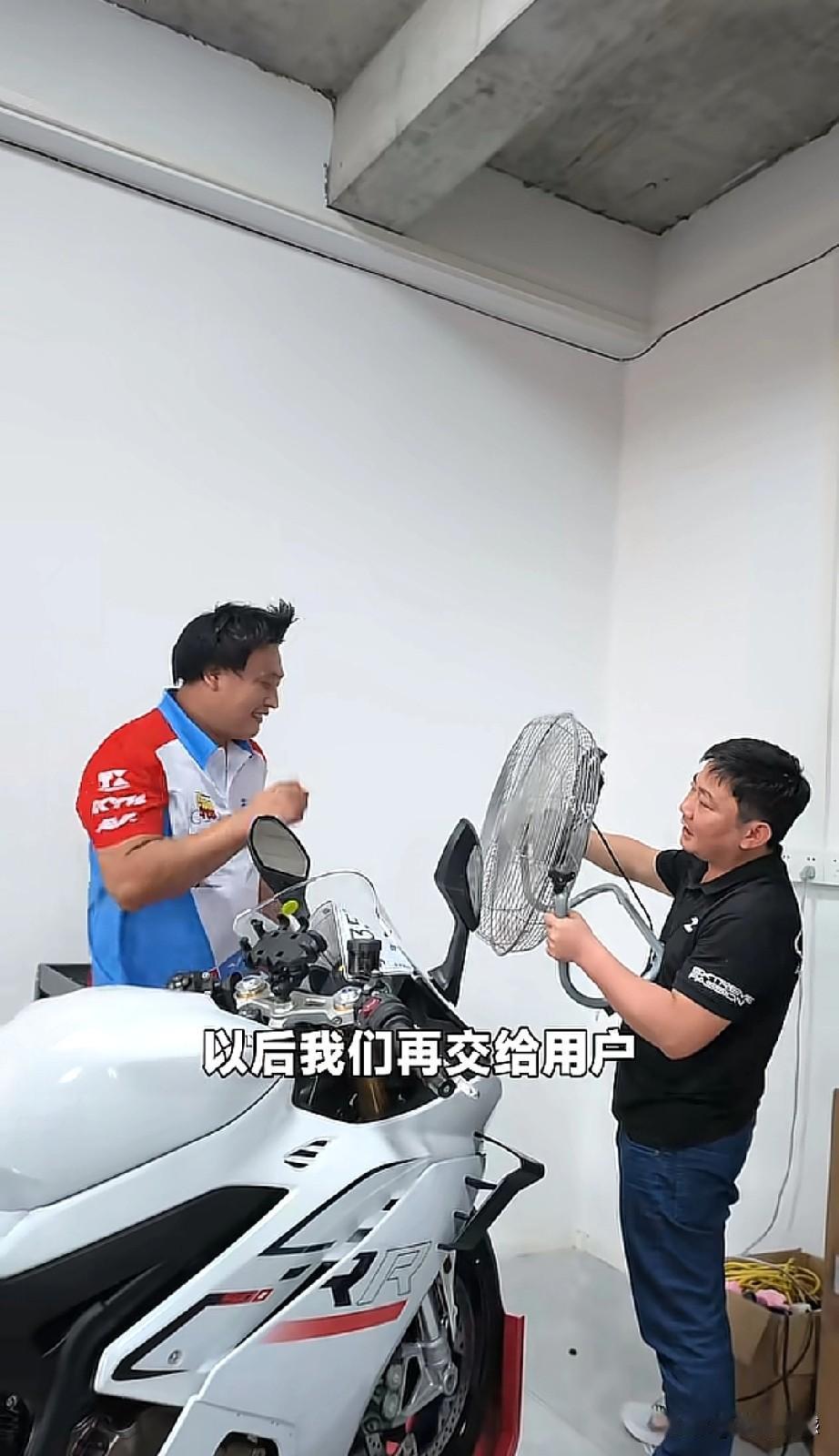 张雪在广东与洗脸熊交完车之后，在没有打招呼的情况下，顺路到番禺门店探店，虽然时间