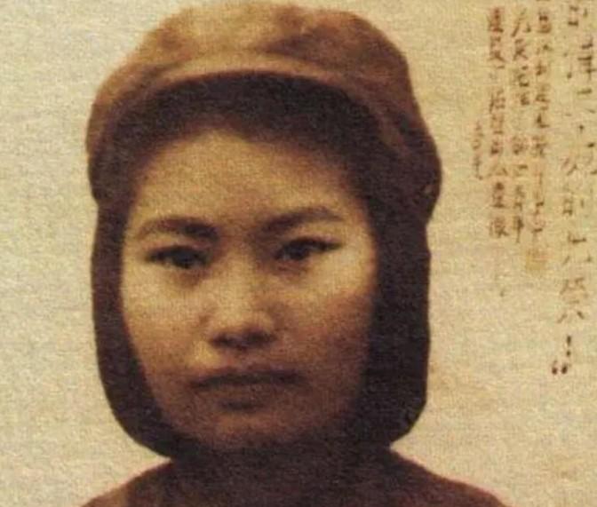 丁佑君，1931年9月27日生在四川乐山五通桥区一个盐商家庭。家里有钱，父亲丁培