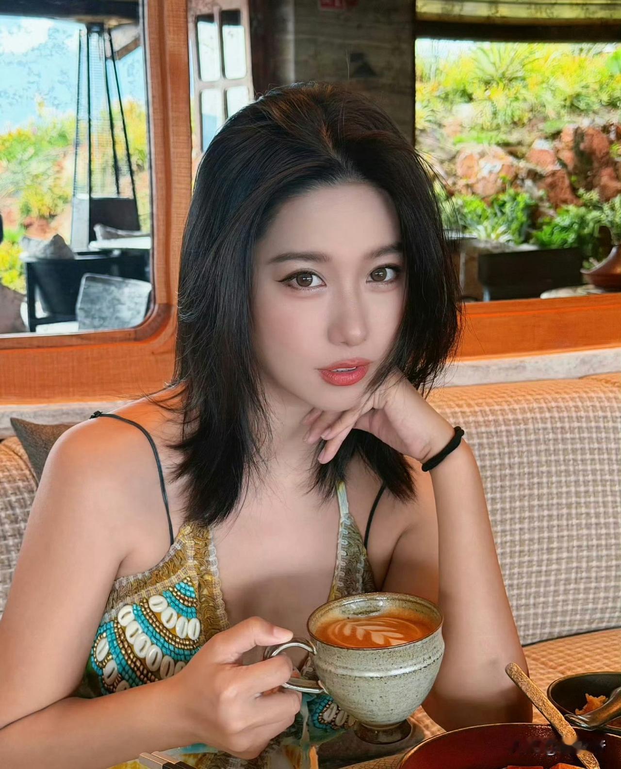 网友爆抖音顶级网红李蠕蠕与内娱95后小生正在热恋中，不知是哪位小生运气这么好拿到