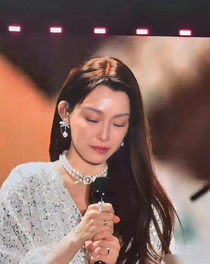 当范玮琪在后台因复出活动受挫而爆哭的画面流出时，评论区的情绪却呈现出罕见的“爽