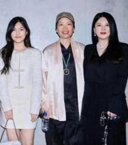 王诗龄奶奶70岁像30岁？这保养秘诀藏不住了！和孙女同框像姐妹和李湘站