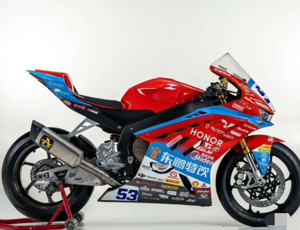 年初设定的6万辆目标，如今成了笑话。张雪机车也不提了。