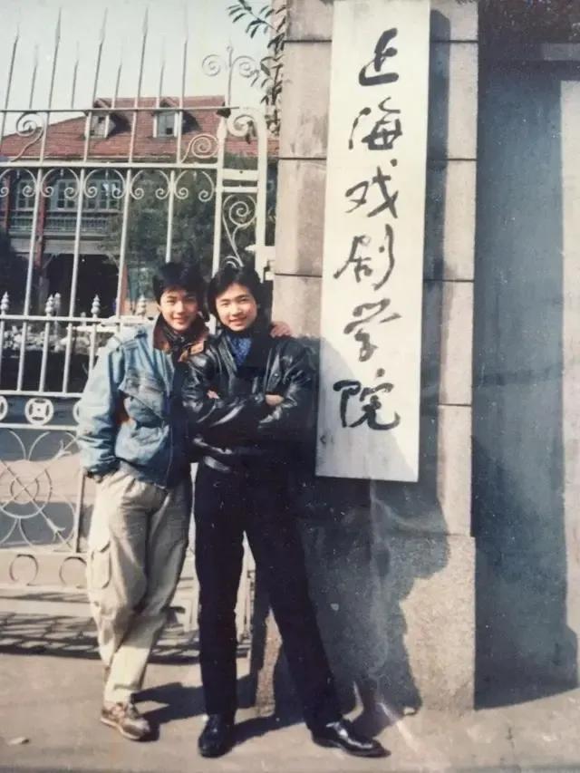 1994年，徐峥与付程鹏在上海戏剧学院门前合影：那时的徐峥衣着时尚，胖瘦适宜，短
