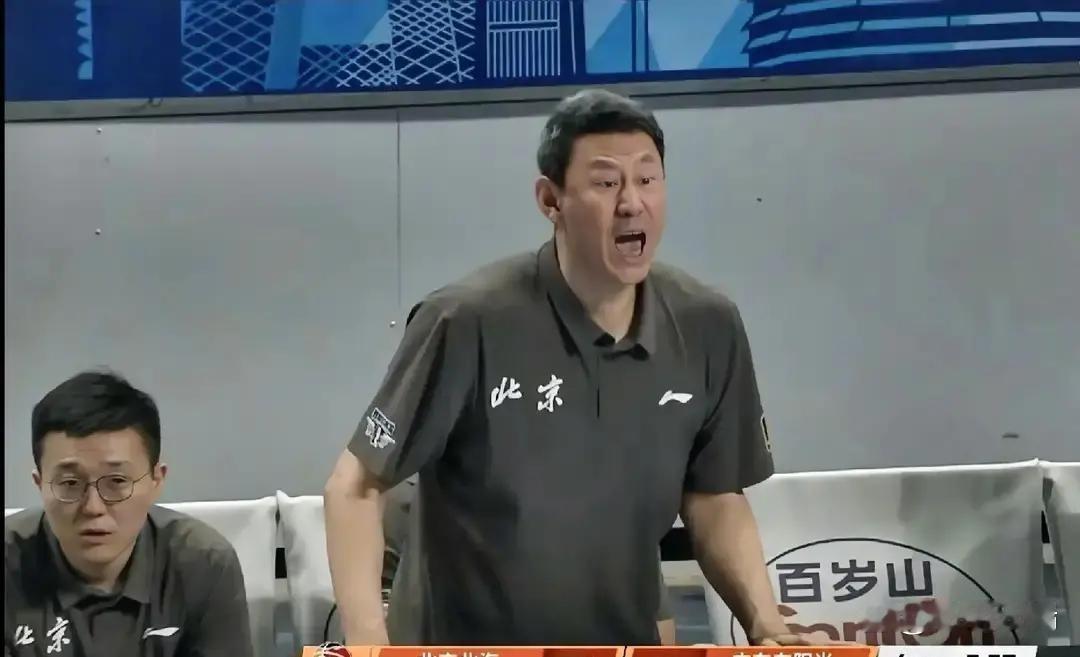 李楠冲着陈盈骏连喊三遍“挡拆后直接拔！别等！”，下一回合三分命中。这不是运气。