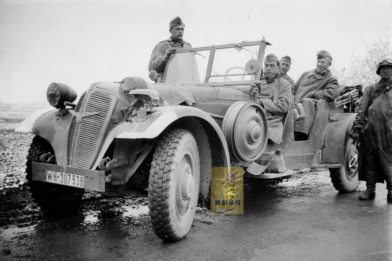 [呲牙笑]德国佬是擅长造车的——二战时期，德国国防军士兵乘坐“阿德勒”汽车。“