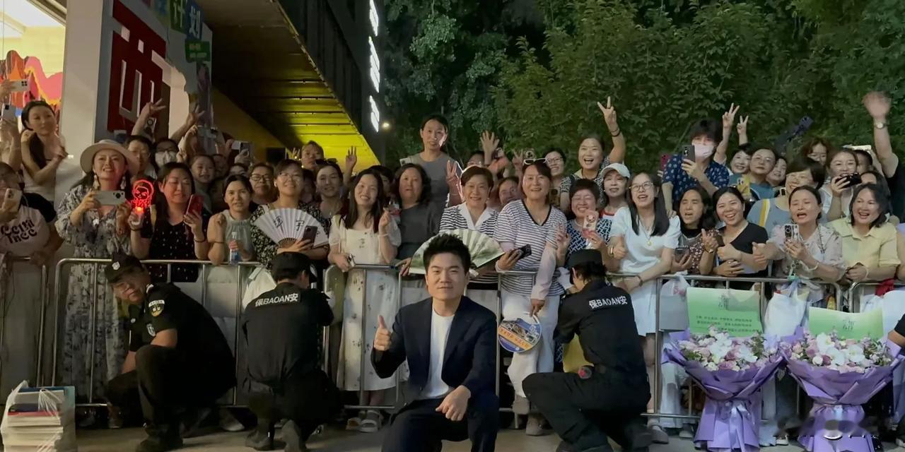 不管多晚，大家都能等到和董宇辉的合影，董宇辉终于出来啦，丈母娘在这高温下，一直在