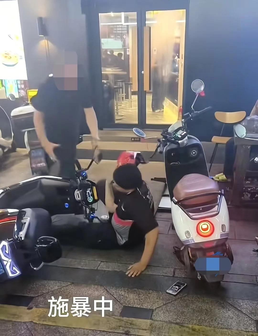 9月26日，广西柳州。一醉酒男子说正在等单的骑手挡道，辱骂并殴打骑手，骑手未还