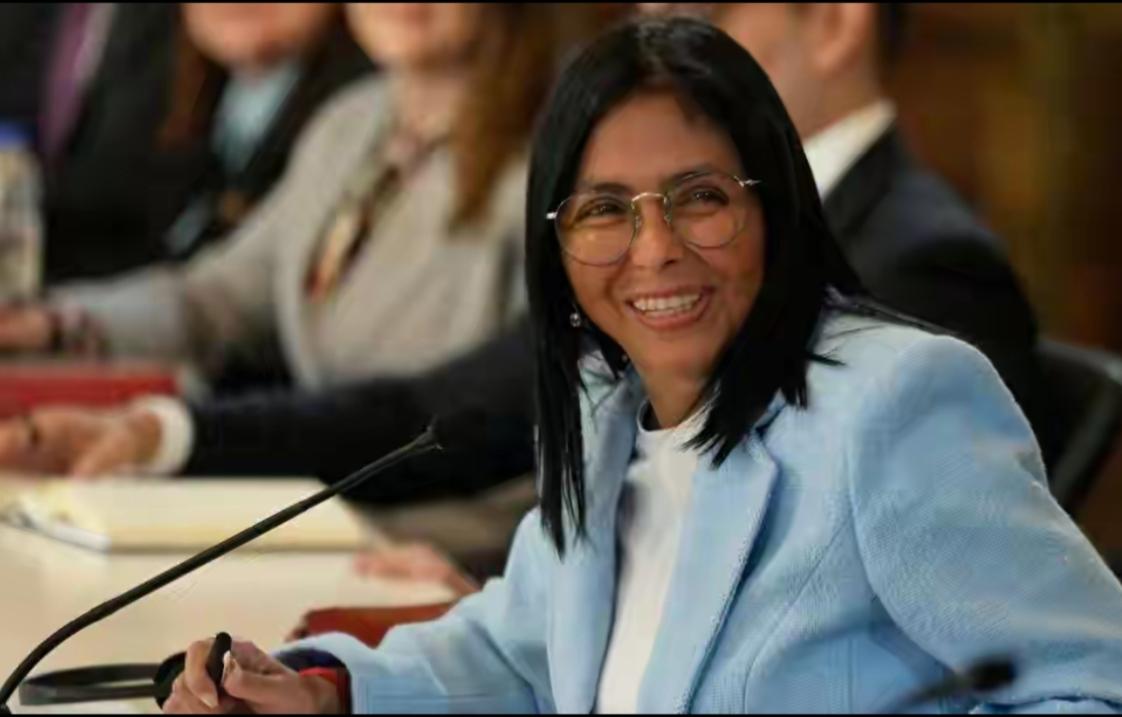 德尔西・罗德里格斯，委内瑞拉的临时总统，说好只干90天代理总统，结果她倒好，4月