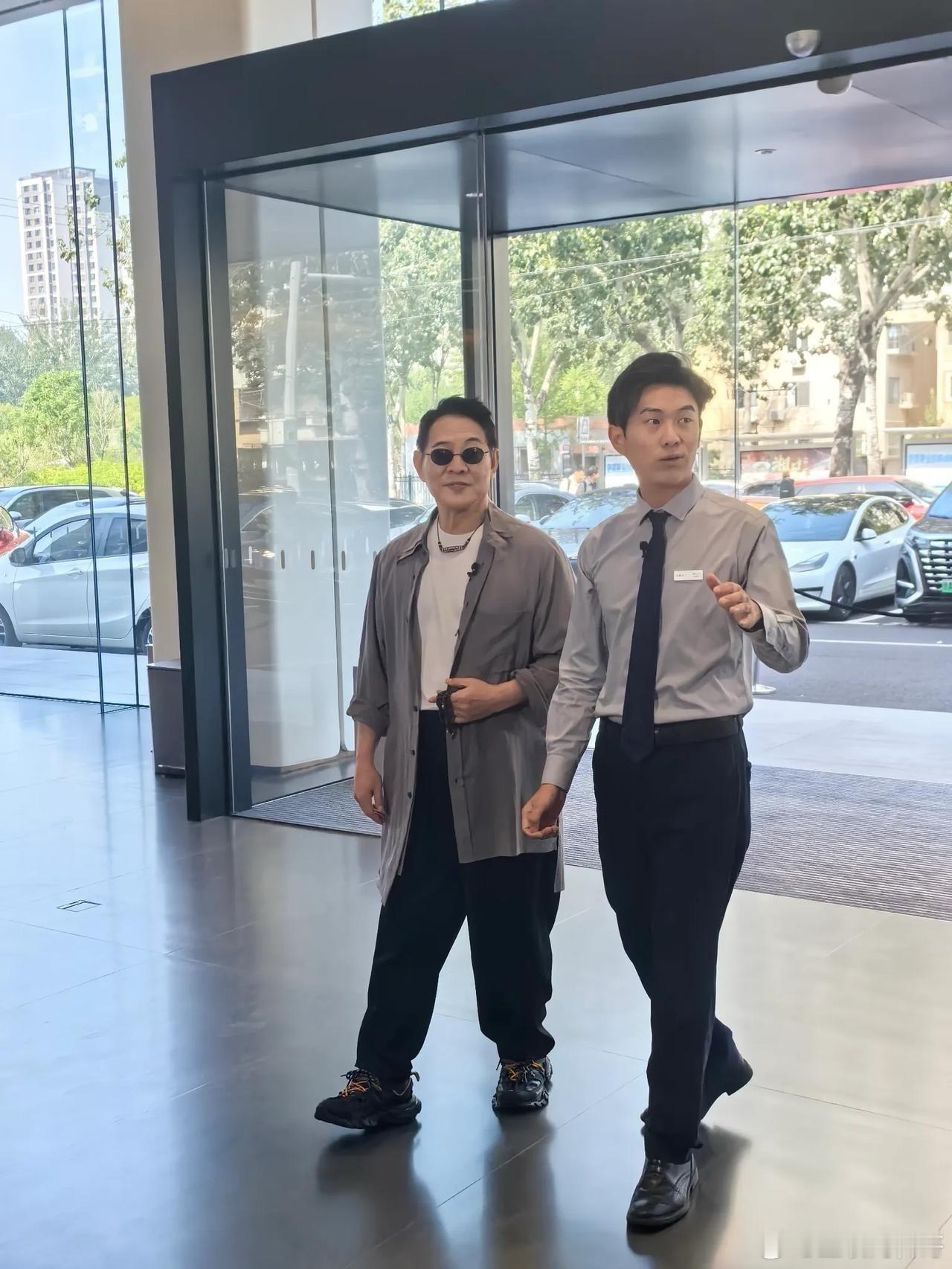 各路明星都提问界M9！前脚李连杰，后脚又是蒋欣，问界M9彻底成为有钱人、上流社会