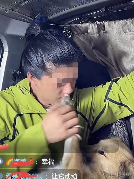大千世界，什么怪事都有！今天刷到一个视频，一个男的坐在车里抱了一条狗，还给这个