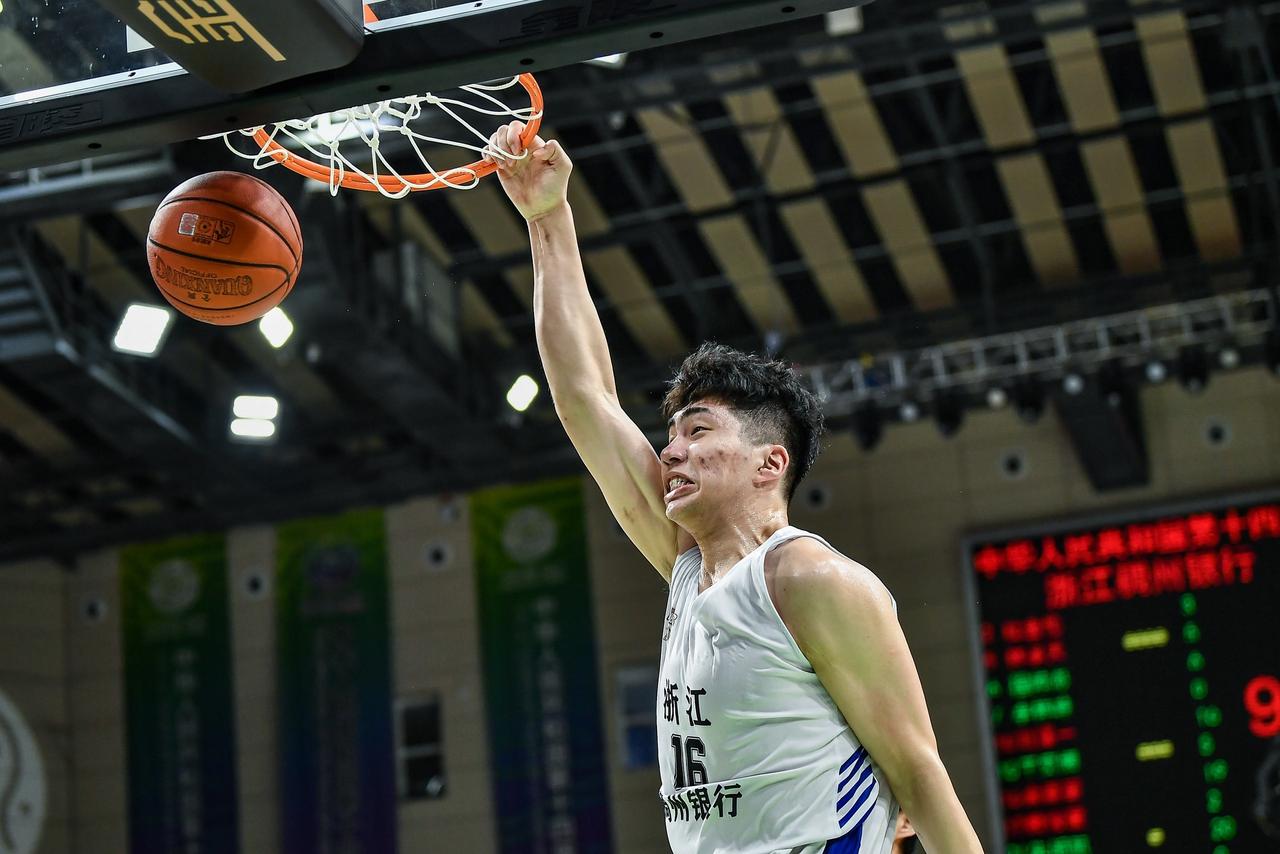 中国男篮的脸，快被CBA丢光了！去年，2米21的余嘉豪，宁可扔掉CBA六百万肥约