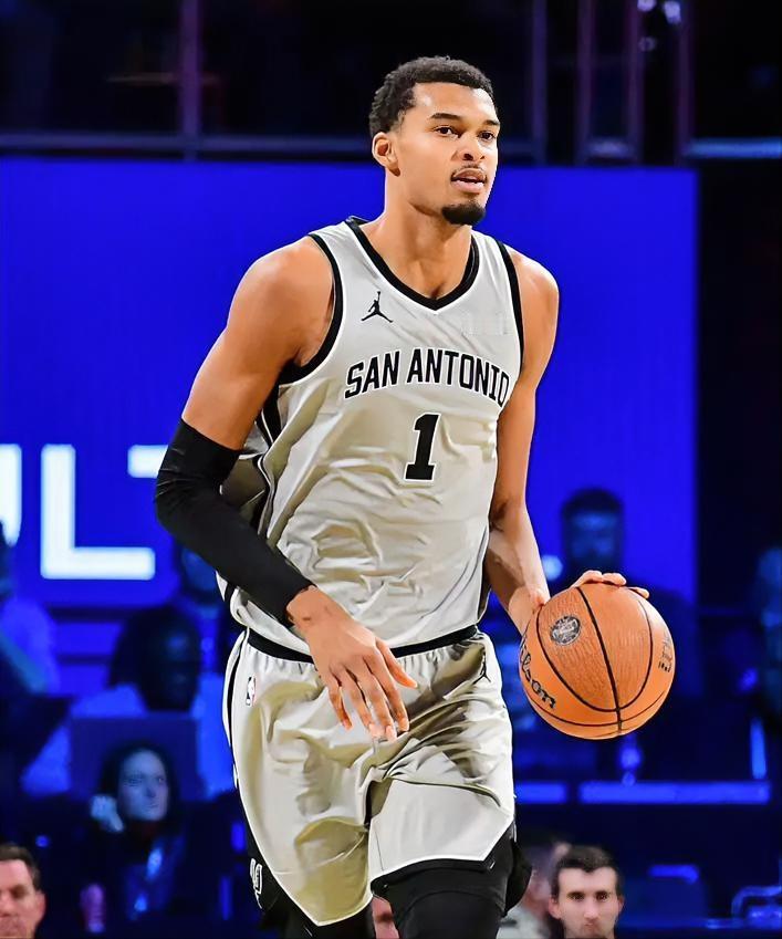 挺进NBA杯决赛！马刺111-109险胜雷霆，这四位球员是赢球最大功臣！1. 