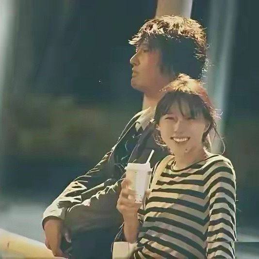 没想到窦靖童留了长发超像王菲，原生脸很高冷，一眼看成韩剧女主