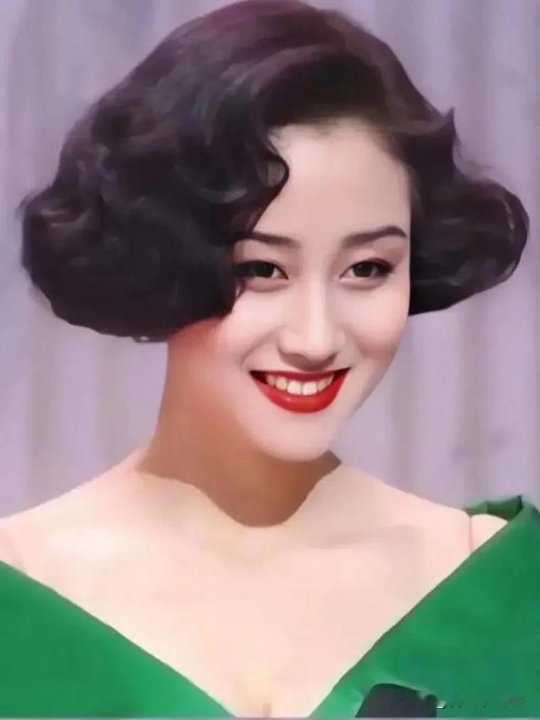 1987年，那个上海来的亚姐冠军，被周润发一脚踹进玻璃渣堆，后来又当众被他砸了满