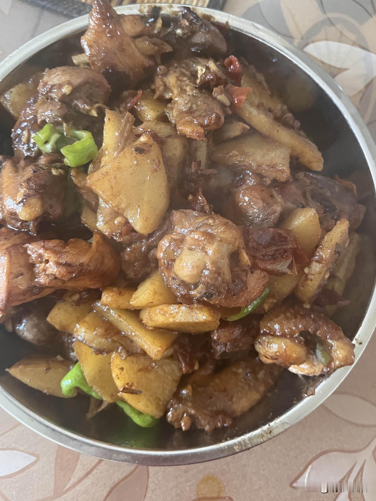 一个人吃饭我也都是自己做饭，从来不点外卖，你一个人吃饭是凑合还是点外卖？