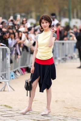 陈都灵现身Loewe2026秋冬巴黎时装周她的这身穿搭明明很好看为什么被某