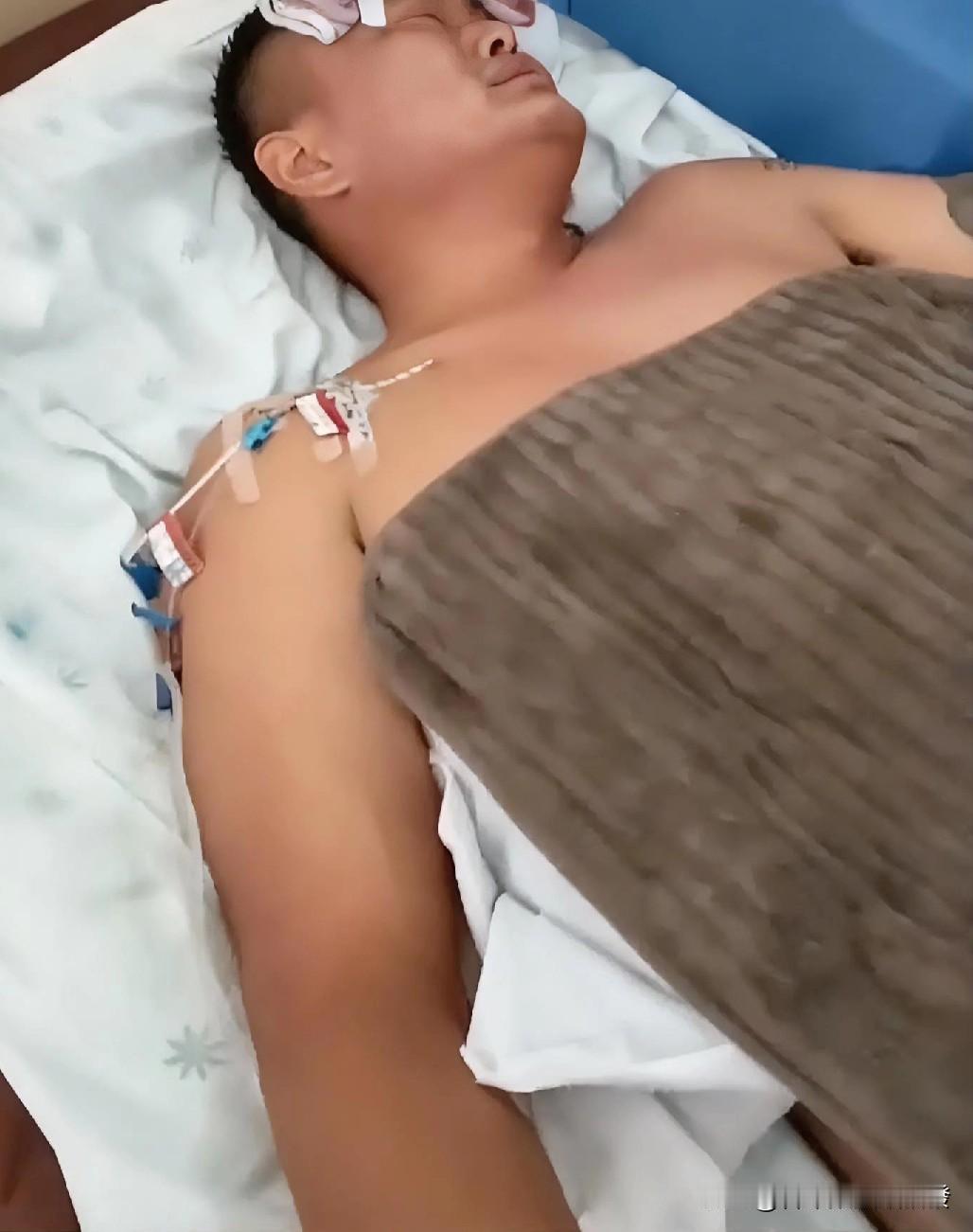 男子躺在病床上看着一个个走进来的好兄弟一下子忍不住就哭了。妹妹看到哥哥