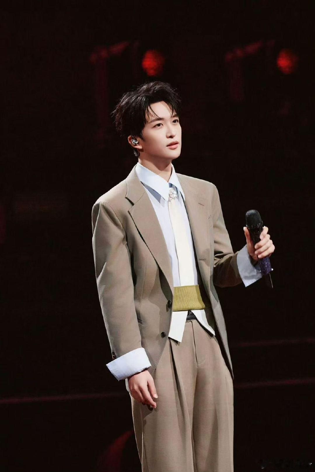 黄子弘凡恨不得天天见湖南卫视中秋之夜高强度奔波也挡不住黄子弘凡的舞台魅力，辗转澳
