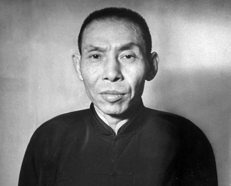 民国，一恩人带着儿子来投奔杜月笙，为了测试其人品，沈月英出了一个主意：“在地上扔
