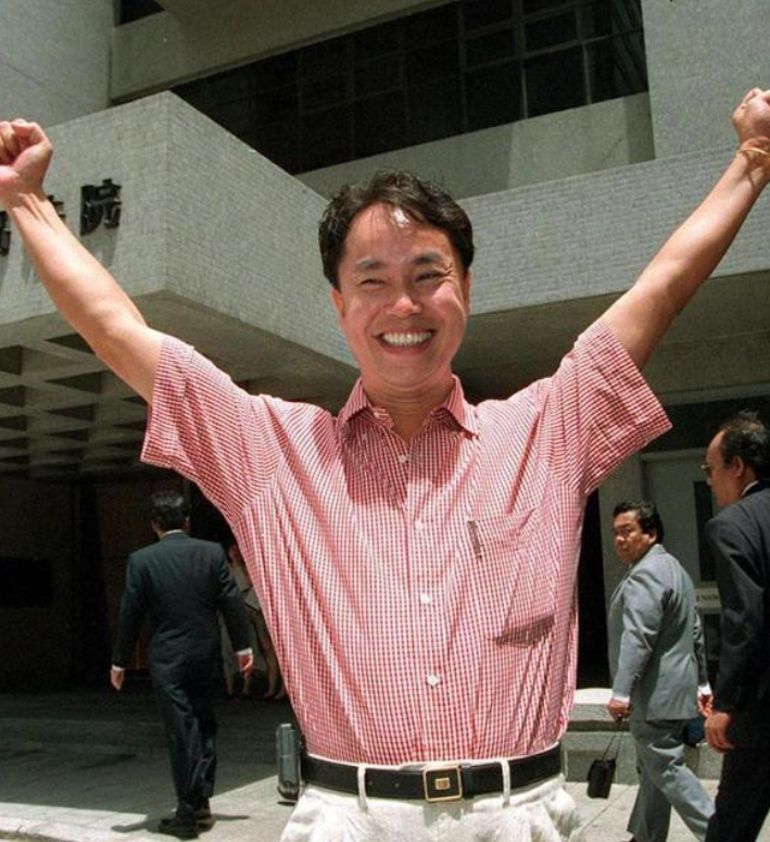1995年，成龙荣获博士学位，他在豪宅内举办了一场盛大的晚宴，邀请各界名流出席。