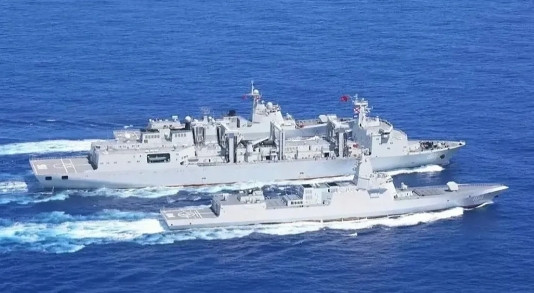 美国尴尬了！东方大国军舰开到夏威夷，美国还在和19国举行军演！自己家门口都照顾不