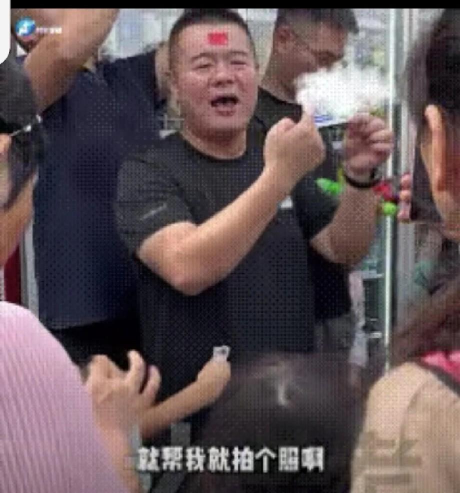 太感人了！近日武汉，20万人正挤着看花车巡游，游客热得口干舌燥，去旁边便利店买水