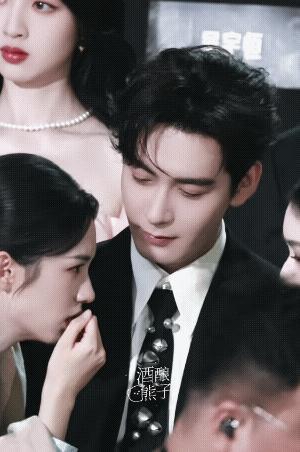 后台递水、顺手理领结，这些动作被镜头放大成“糖点”。我回看三遍，发现真正好嗑的