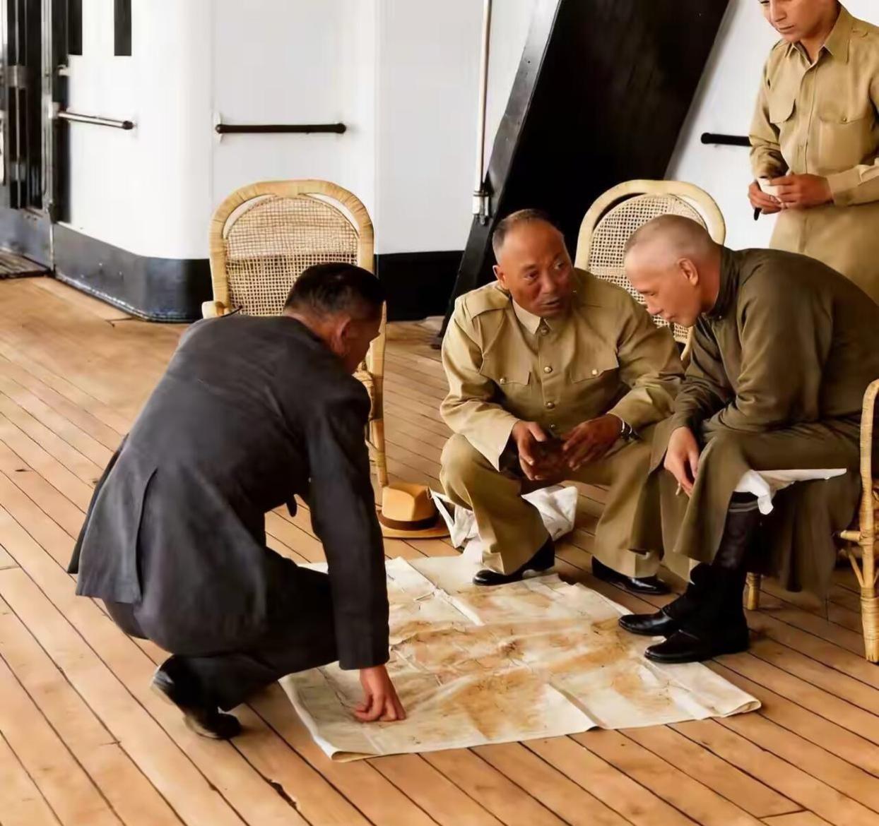 珍藏记忆老照片分享一张罕见的老照片！1949年初，蒋家王朝风雨飘摇岌岌可危，忧心