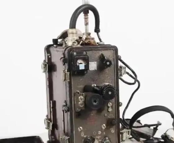 1985年，黑龙江一退休老人上山摘松茸，在石缝里发现了一个标有USA字样的电台，