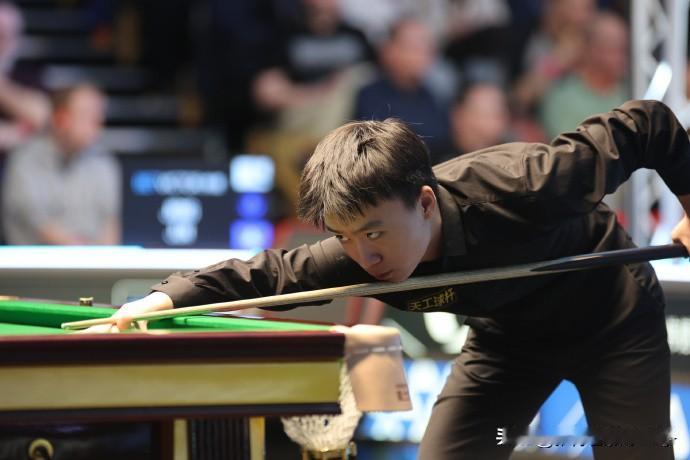 江俊4-3淘汰塞尔比，晋级32强！赛后两人进行深入交谈北京时间2月24日凌晨，