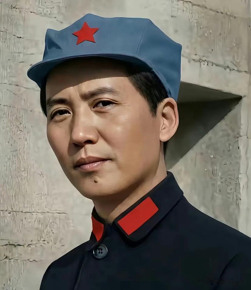 教员初到延安。一顶八角帽，一颗赤子心，一身家国志。八角帽成了历史的剪影，但他留下