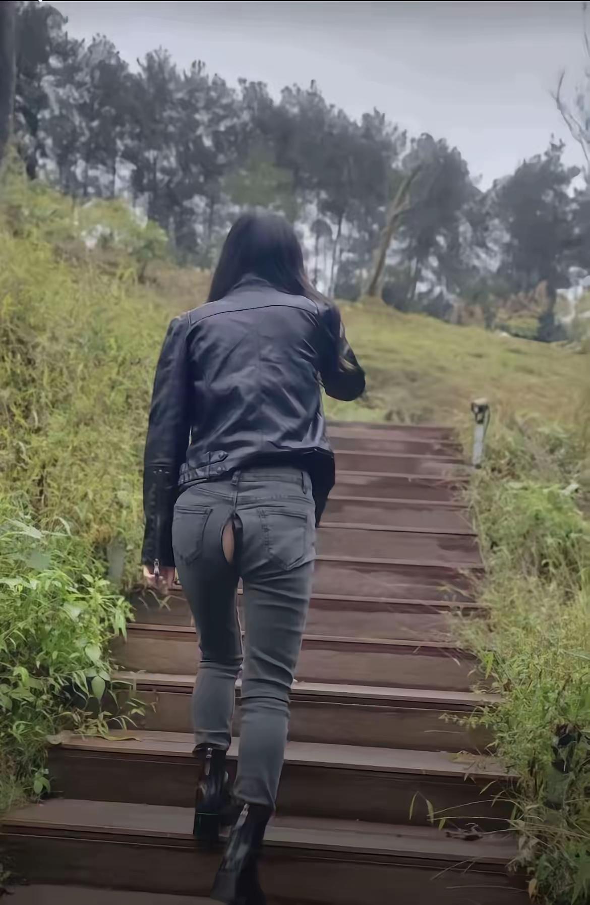 白天爬山的时候碰到的美女，想提醒她的，又怕她说我流氓，想想还是算了，不想背负流氓